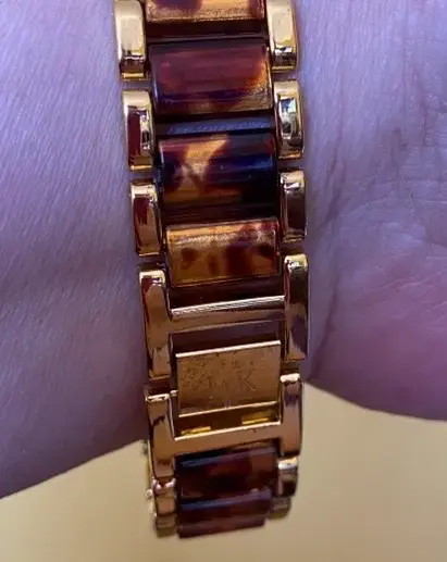 Reloj Michael Kors dorado con correa de resina - 5