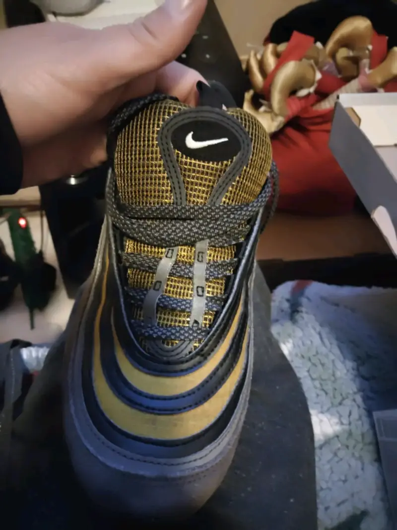 Zapatillas Nike Air Max 97 negras y doradas - 4