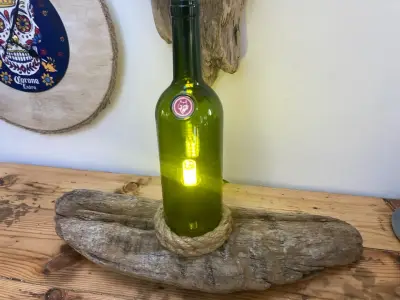 Lámpara Decorativa Botella Verde con Base de Madera - miniatura 1