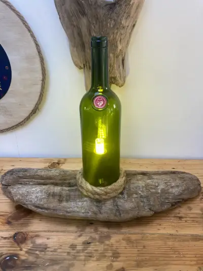 Lámpara Decorativa Botella Verde con Base de Madera - miniatura 2