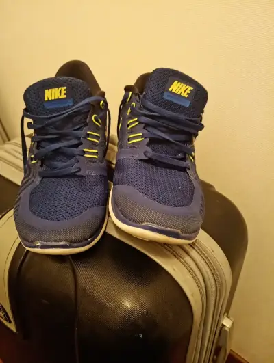 Zapatillas deportivas Nike azul y amarillo - miniatura 2