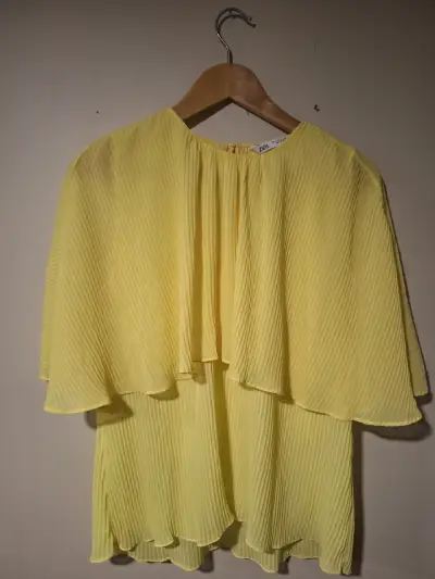Blusa Amarilla Plisada Zara Talla S - miniatura 1