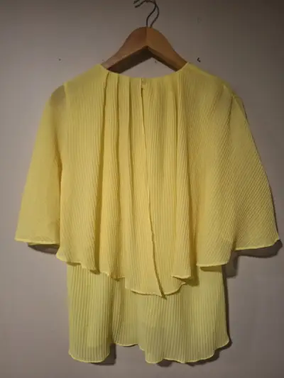 Blusa Amarilla Plisada Zara Talla S - miniatura 2