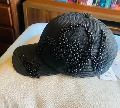 Gorra negra con aplicaciones de pedrería diseñador - miniatura 1