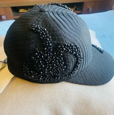 Gorra negra con aplicaciones de pedrería diseñador - miniatura 2