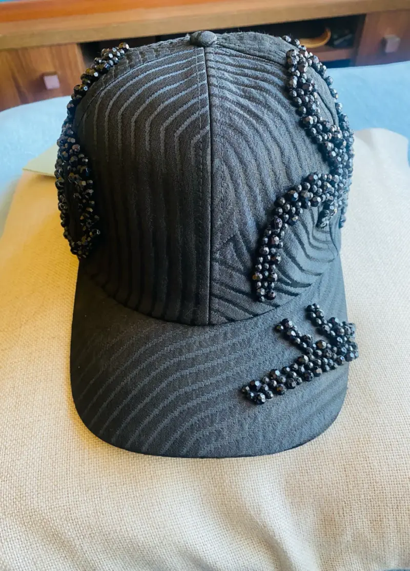 Gorra negra con aplicaciones de pedrería diseñador - 3