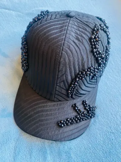 Gorra negra con aplicaciones de pedrería diseñador - miniatura 6