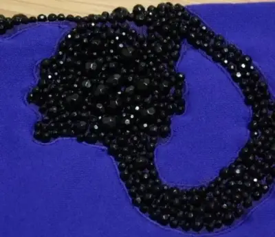 Polerón morado con detalles de perlas negras - miniatura 3