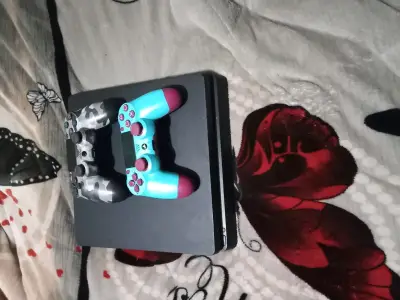 Consola PlayStation 4 con dos controles personalizados - miniatura 1