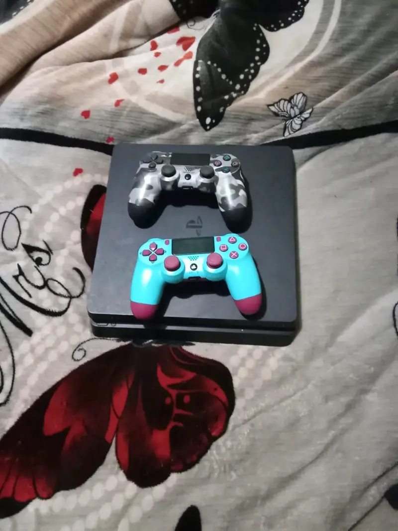 Consola PlayStation 4 con dos controles personalizados - 2