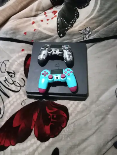Consola PlayStation 4 con dos controles personalizados - miniatura 2