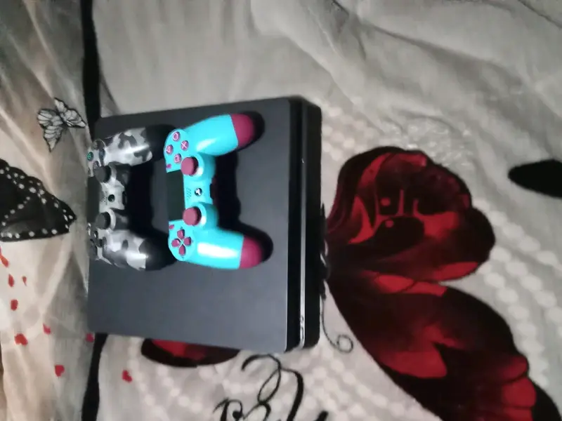 Consola PlayStation 4 con dos controles personalizados - 3