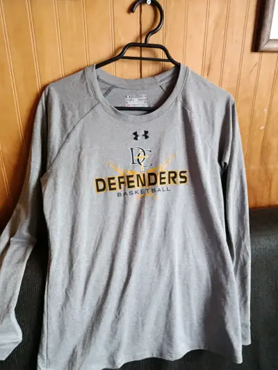 Polera manga larga gris Under Armour Defenders - miniatura 1