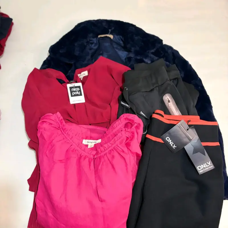 Lote de ropa femenina variada en buen estado - 3