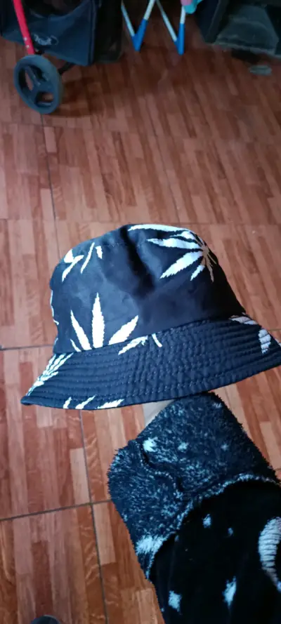 Gorro reversible estilo bucket con diseño de hojas - miniatura 1