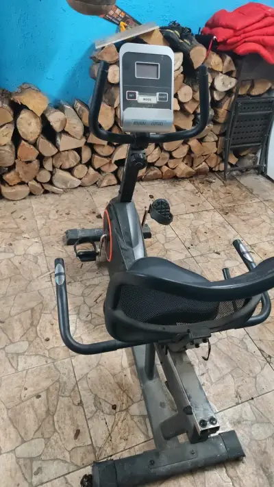 Bicicleta estática reclinada con pantalla digital - miniatura 1