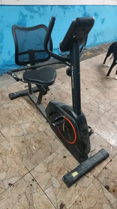 Bicicleta estática reclinada con pantalla digital - miniatura 2
