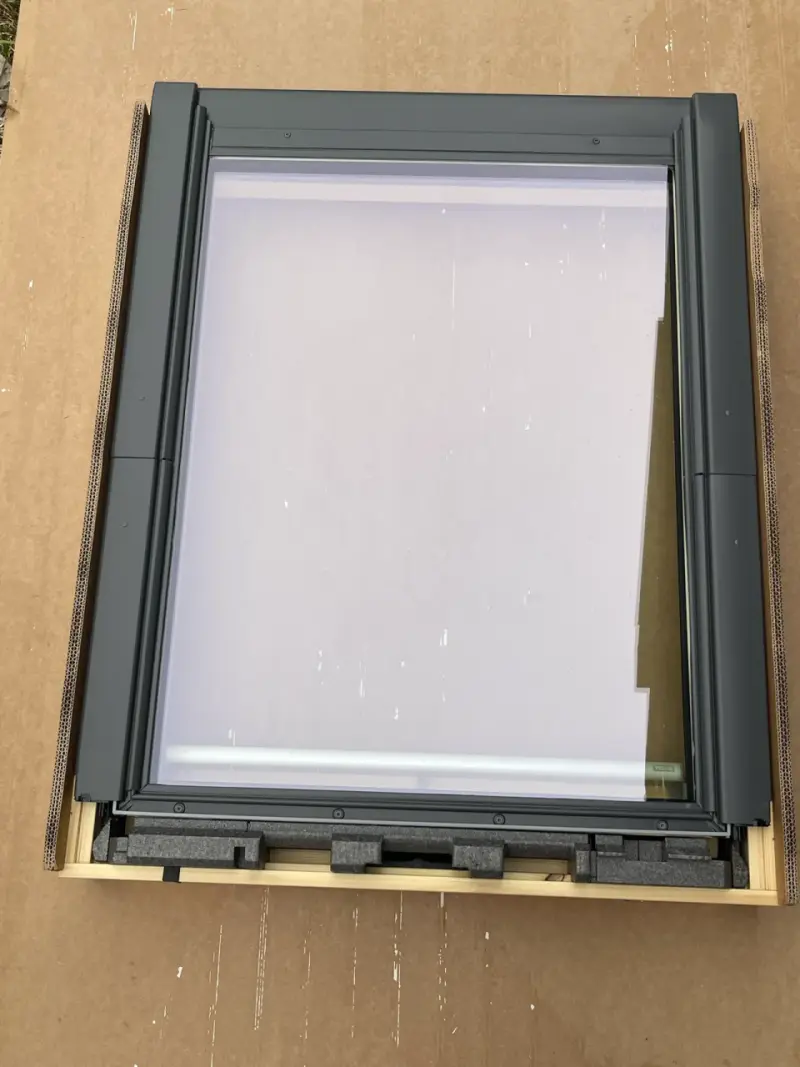 Ventana de techo de madera con marco metálico - 3