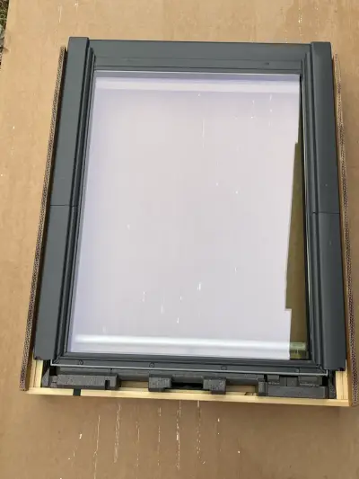 Ventana de techo de madera con marco metálico - miniatura 3