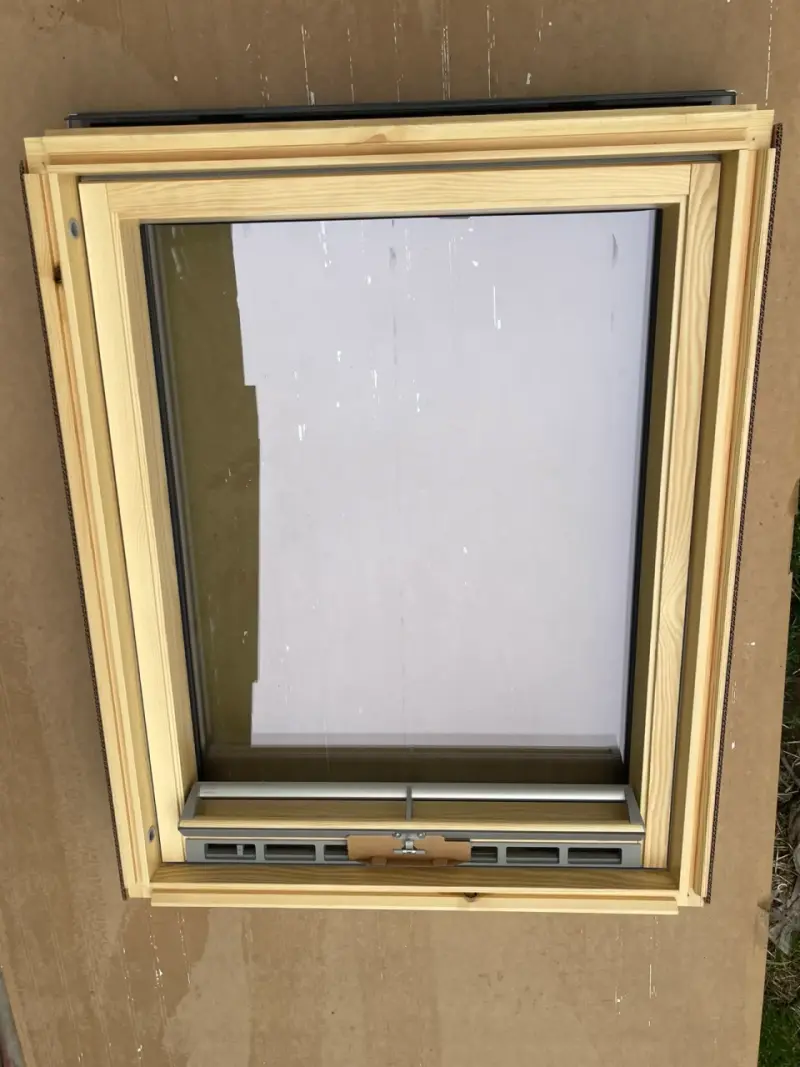 Ventana de techo de madera con marco metálico - 6