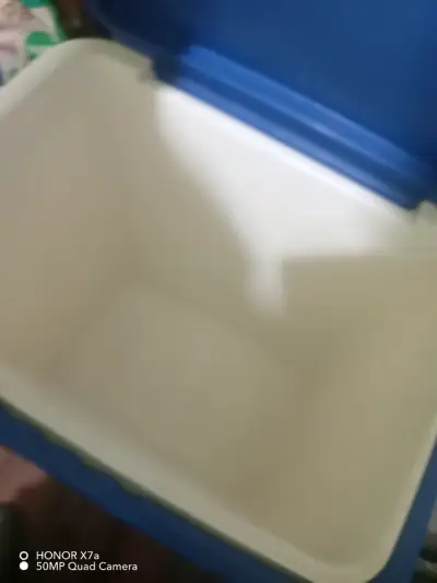Cooler portátil azul con tapa blanca - miniatura 3
