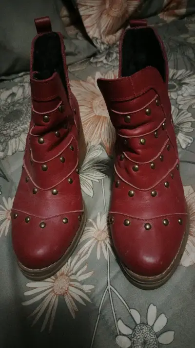 Botines rojos con tachas y tacón grueso - miniatura 1