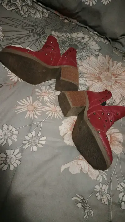 Botines rojos con tachas y tacón grueso - miniatura 2