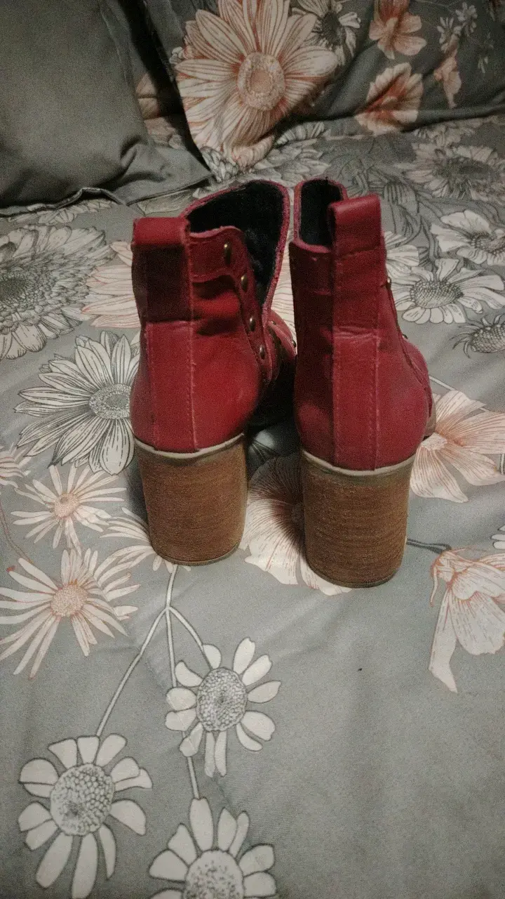 Botines rojos con tachas y tacón grueso - 3
