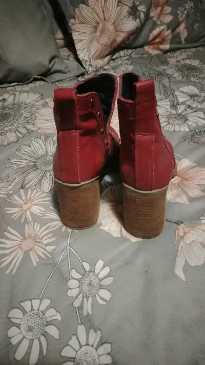 Botines rojos con tachas y tacón grueso - miniatura 3