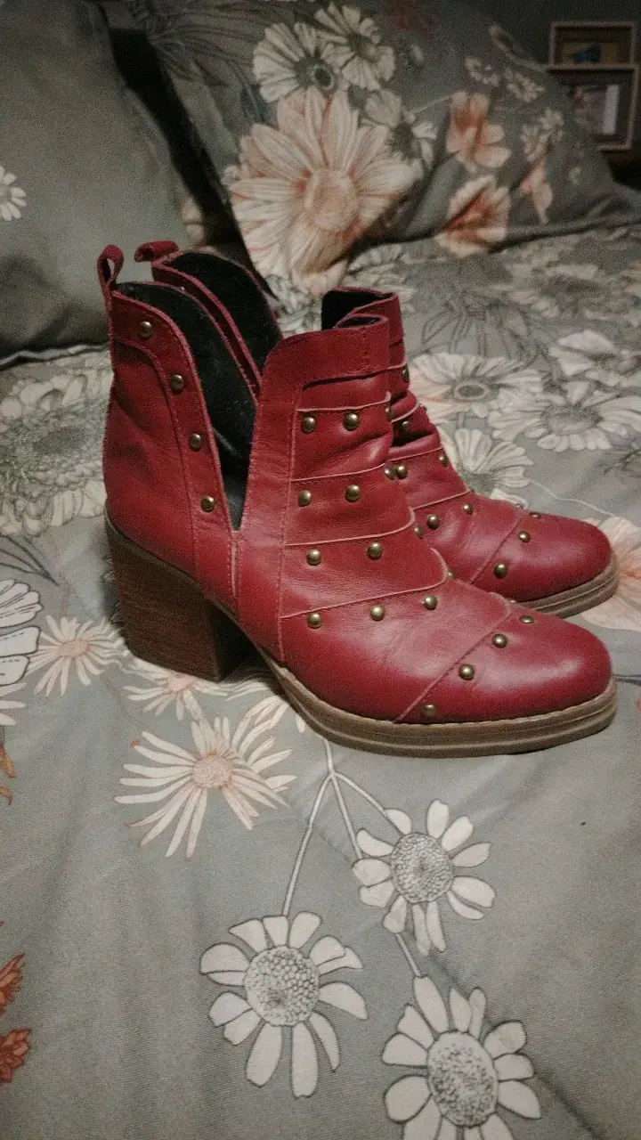 Botines rojos con tachas y tacón grueso - 4