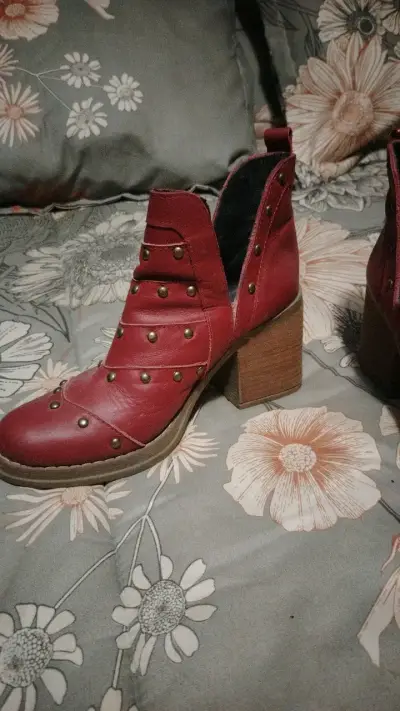 Botines rojos con tachas y tacón grueso - miniatura 5