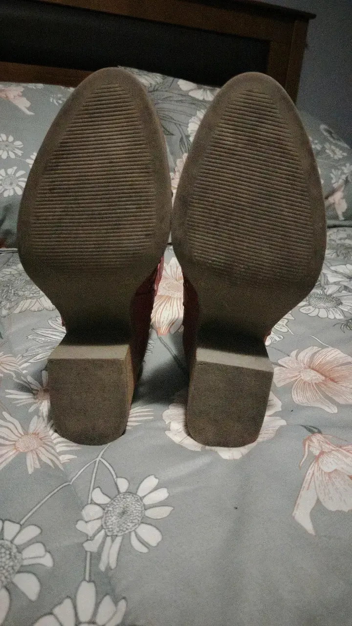 Botines rojos con tachas y tacón grueso - 6