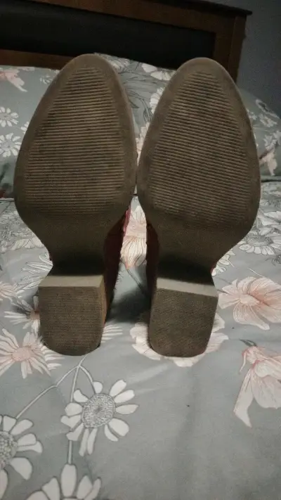 Botines rojos con tachas y tacón grueso - miniatura 6