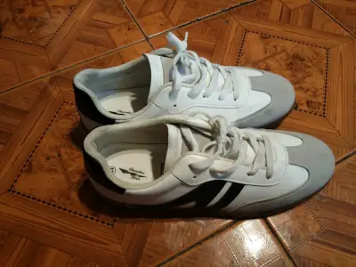 Zapatillas deportivas blancas con detalles negros - miniatura 1