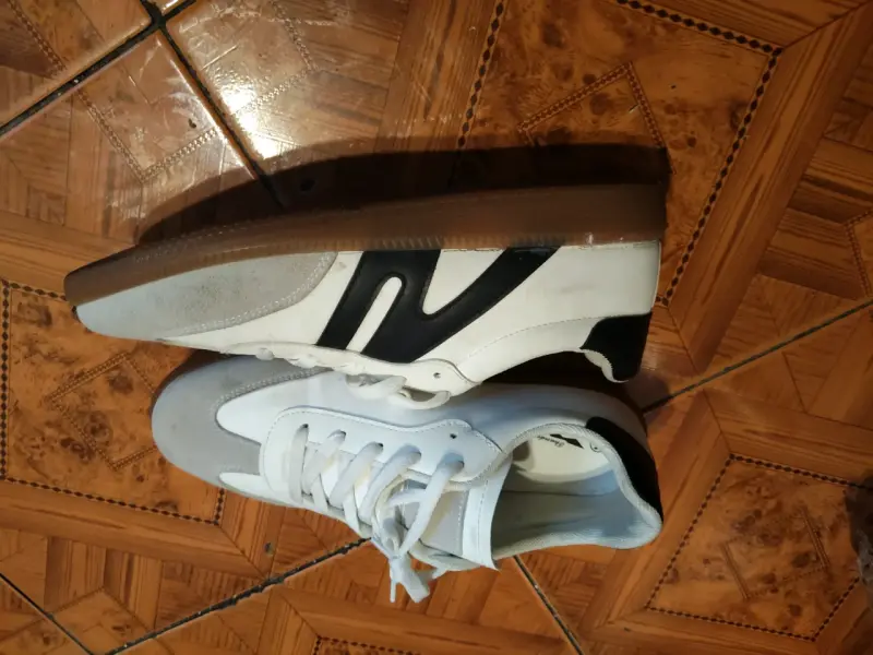 Zapatillas deportivas blancas con detalles negros - 2