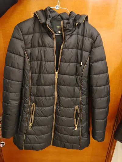 Parka acolchada negra con capucha para mujer - miniatura 1