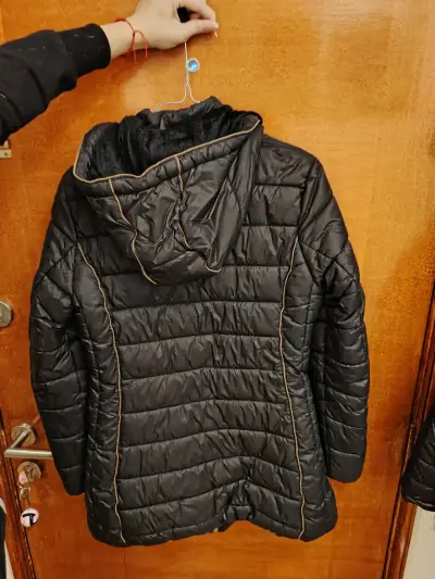 Parka acolchada negra con capucha para mujer - miniatura 2