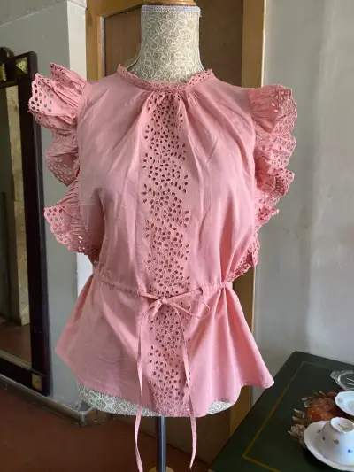 Blusa rosa con encaje y volantes - miniatura 1