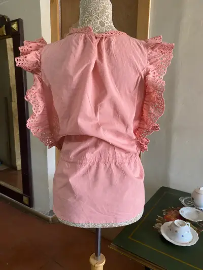 Blusa rosa con encaje y volantes - miniatura 2