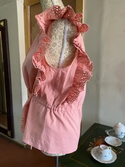 Blusa rosa con encaje y volantes - miniatura 3