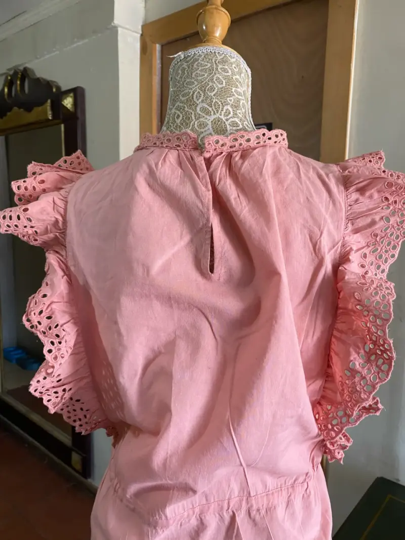 Blusa rosa con encaje y volantes - 4