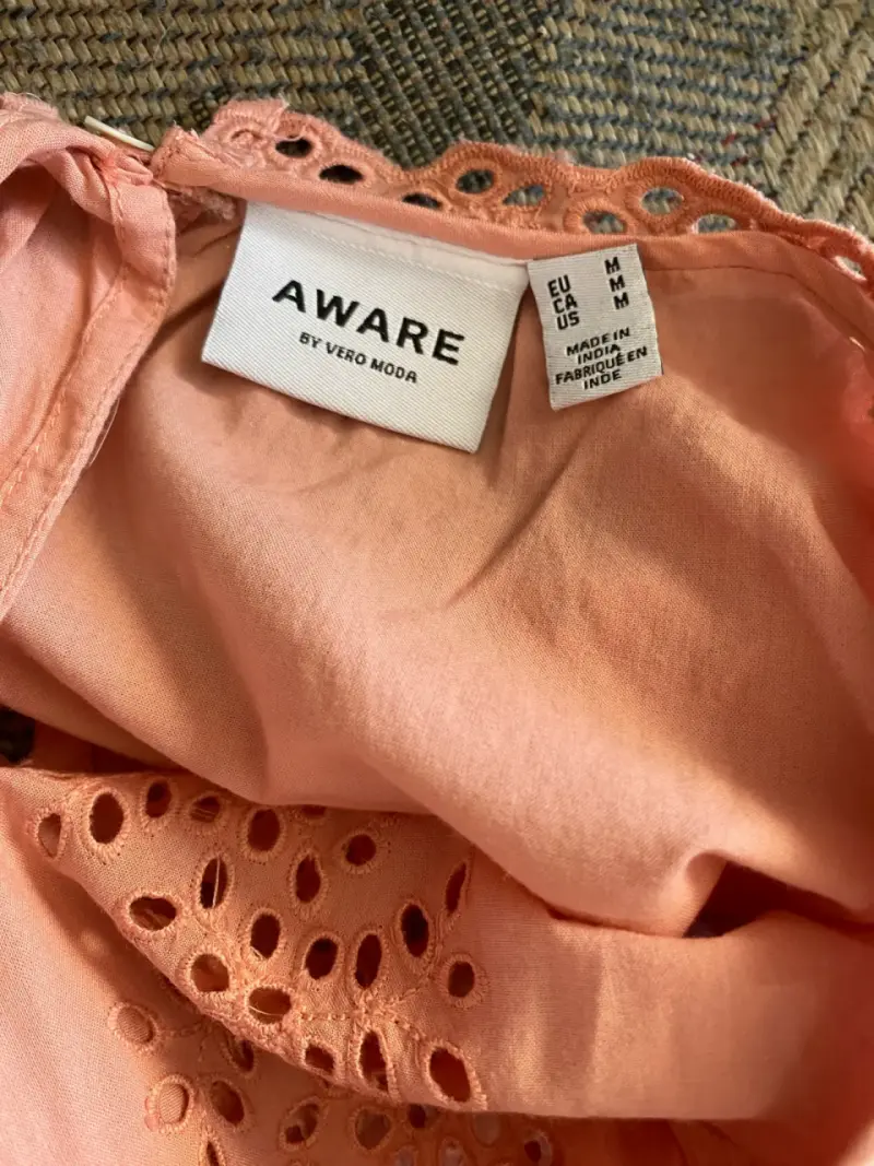 Blusa rosa con encaje y volantes - 5