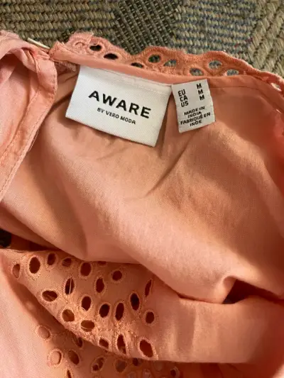 Blusa rosa con encaje y volantes - miniatura 5