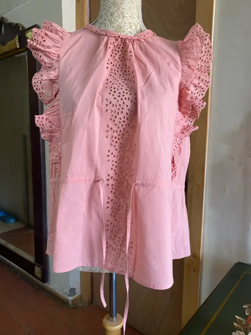 Blusa rosa con encaje y volantes - 6