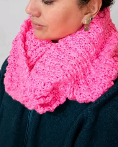 Cuello holgado de lana hipoalergénica tejida a cro - miniatura 4