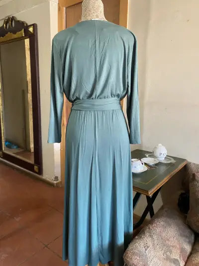 Vestido largo azul con cinturón de lazo - miniatura 3