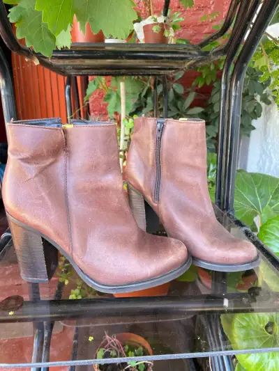 Botines de cuero marrón con tacón alto - miniatura 1