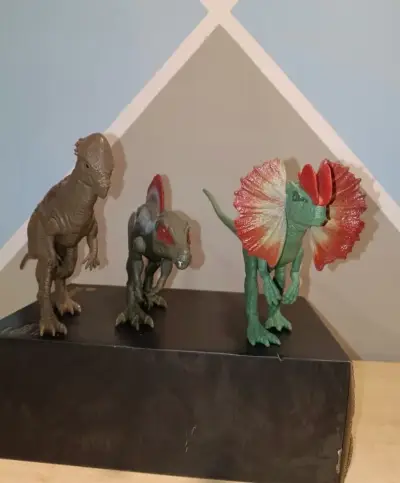 Figuras de dinosaurios de juguete en set - miniatura 1