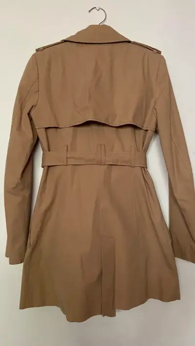 Abrigo trench coat beige para mujer - miniatura 3