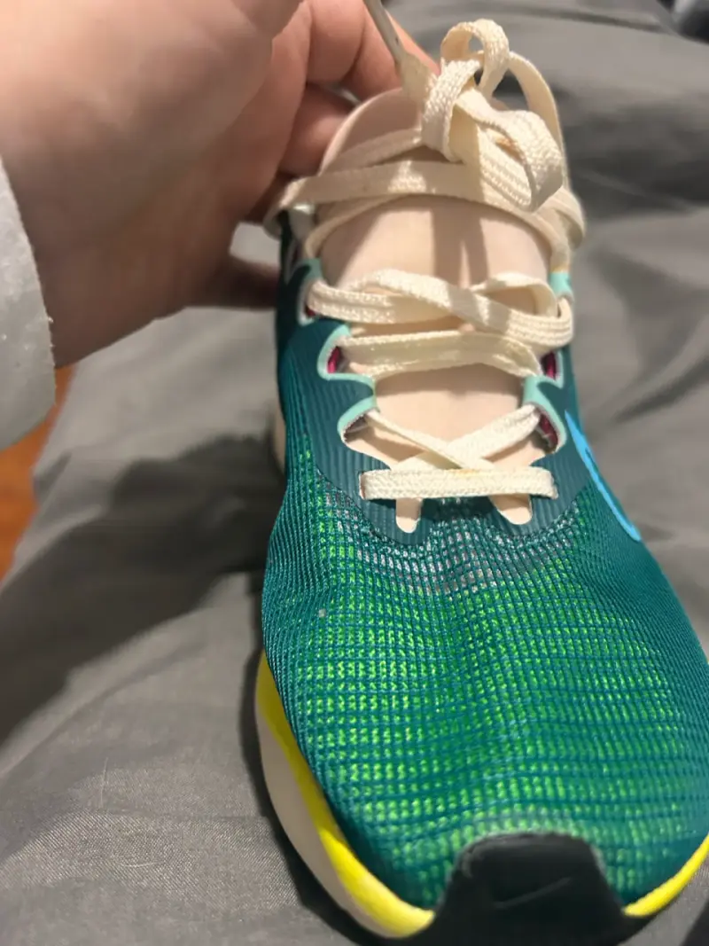 Zapatillas deportivas Nike verdes con detalles amarillos - 1